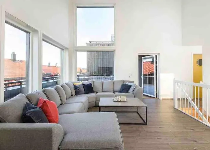 Moderne Hus Med Flotte Utemuligheter Og Parkering