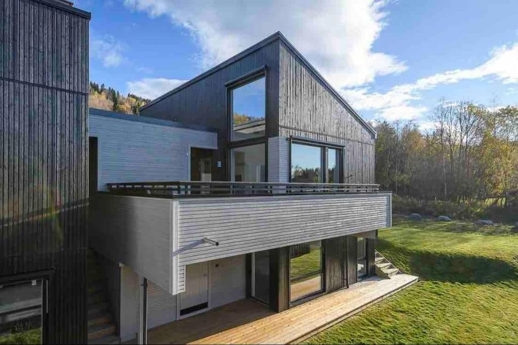 Moderne Hus Med Flotte Utemuligheter Og Parkering Villa *