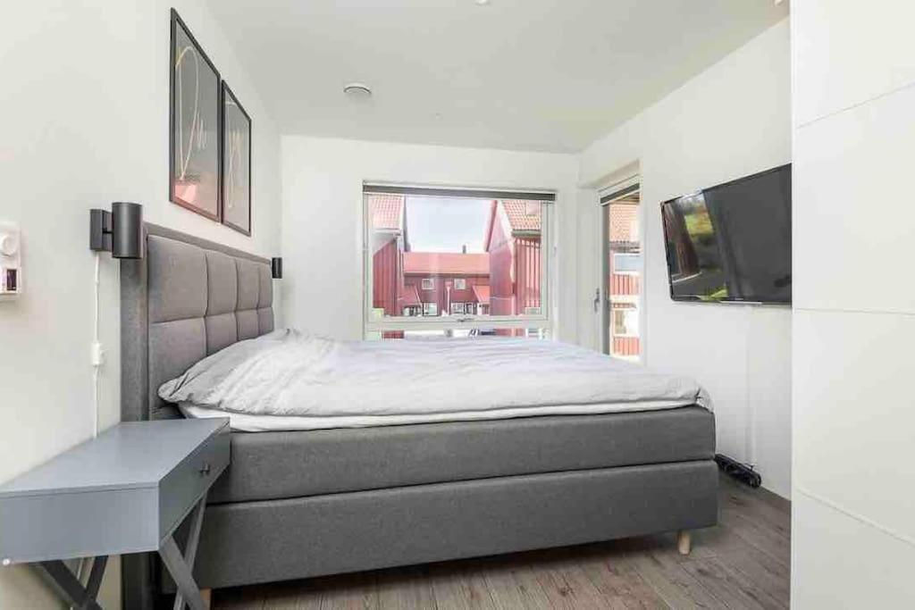 Moderne Hus Med Flotte Utemuligheter Og Parkering