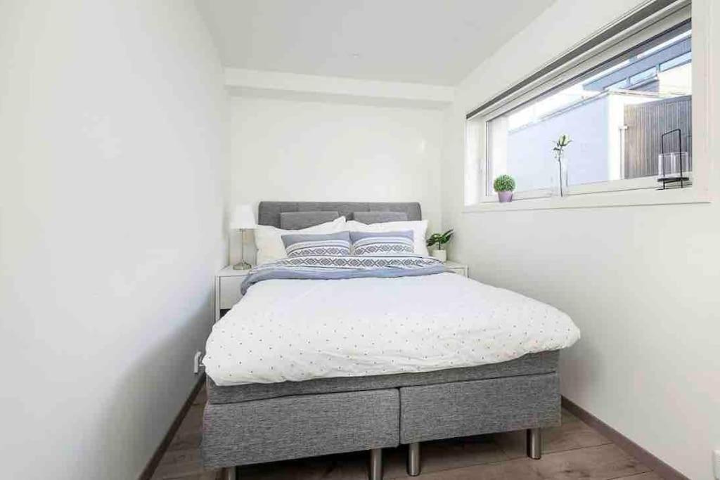 Moderne Hus Med Flotte Utemuligheter Og Parkering *