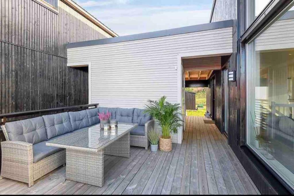 Moderne Hus Med Flotte Utemuligheter Og Parkering *