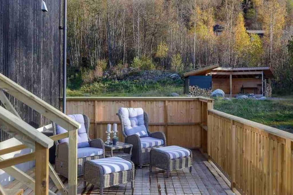 Moderne Hus Med Flotte Utemuligheter Og Parkering