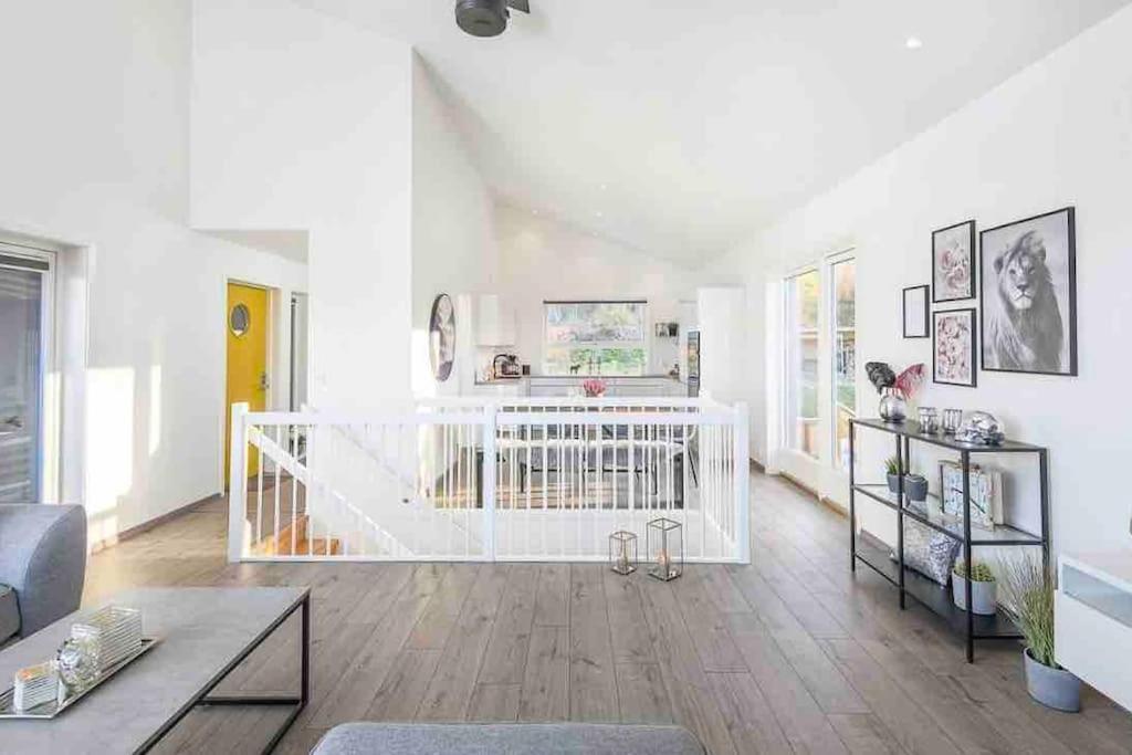 Moderne Hus Med Flotte Utemuligheter Og Parkering Villa *